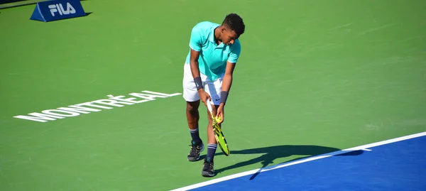 Uomo Che Gioca Tennis Sul Campo — Foto Stock