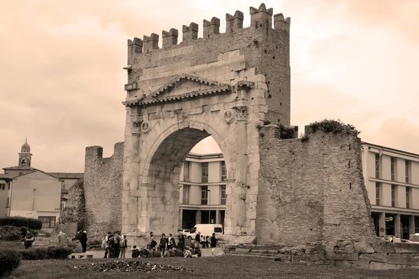 2017 Rimini Italië Toeristen Buurt Van Boog Van Augustus Oude — Stockfoto