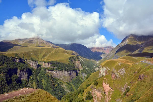 과높은 봉우리가 코카서스 카프카스 산맥의 생물권 Dombay 입니다 관광의 — 스톡 사진