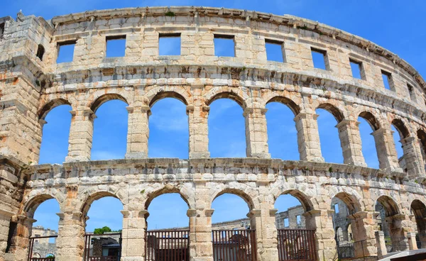 Pula Chorvatsko Března 2019 Podloubí Amfiteátru Dopoledních Hodinách Detailem Kamenné — Stock fotografie