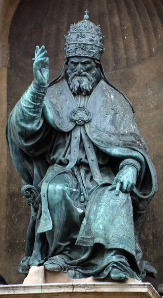 Estatua Una Bella Anciana Una Iglesia —  Fotos de Stock