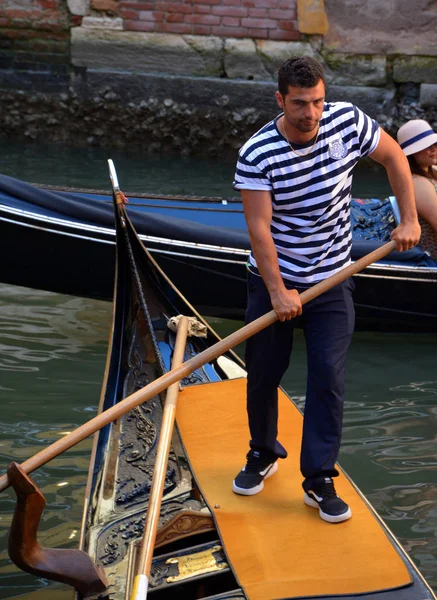 Člověk Gondola Venice Italy — Stock fotografie