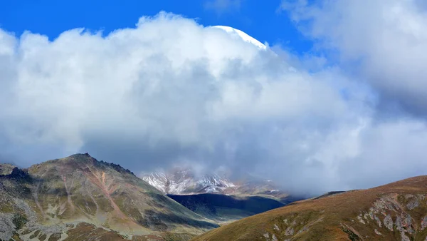 Kazbek 휴면중인 성층화 산이며 조지아의 비지역 러시아의 오세티야 알라냐 공화국의 — 스톡 사진