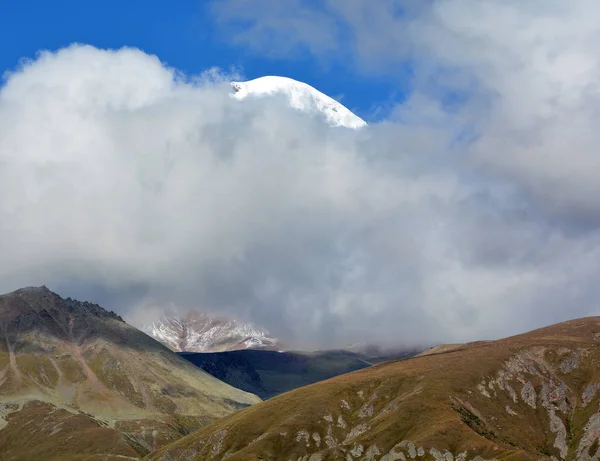 Kazbek 휴면중인 성층화 산이며 조지아의 비지역 러시아의 오세티야 알라냐 공화국의 — 스톡 사진