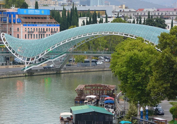 Tbilisi Georgia 和平桥是一座弓形人行天桥 是一座钢结构和玻璃结构 灯火通明 灯火通明 横跨格鲁吉亚首都第比利斯市中心库拉河 — 图库照片