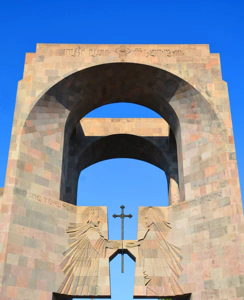 Vagharshapat Armenia 2019 Visitantes Entram Santo Site Echmiadzin Através Portão — Fotografia de Stock