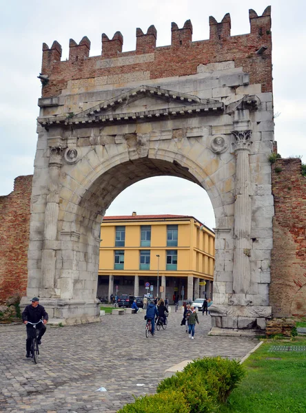 Ρίμινι Ιταλία Αυγούστου 2014 Τουρίστες Περπατούν Κοντά Στην Αρχαία Αψίδα — Φωτογραφία Αρχείου