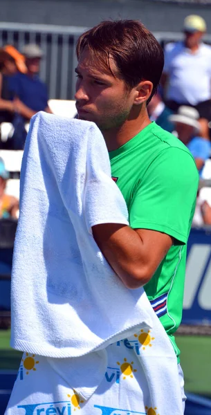 Mann Spielt Tennis Auf Dem Platz — Stockfoto