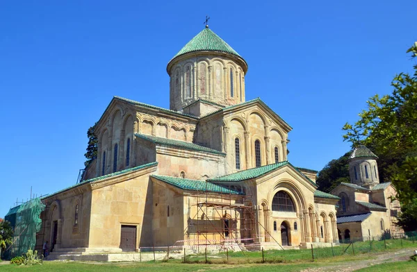 ジョージア州ゲラティ修道院 1106年にジョージア王ダビデによって設立された聖母教会と 13世紀の聖ジョージ教会と聖ニコラス教会が含まれています — ストック写真