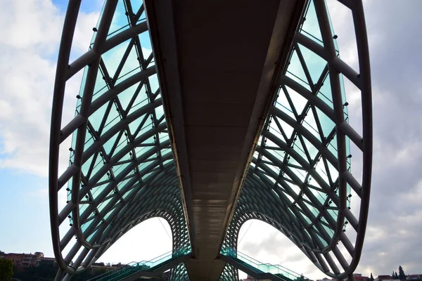 Tbilisi Georgia Bridge Peace Bow Shaped Pedestrian Bridge Steel Glass — Stock Photo, Image