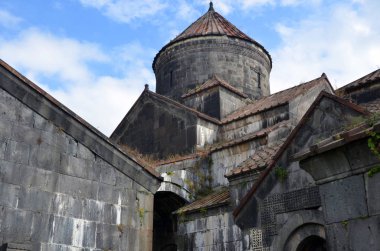 Gergeti Trinity Kilisesi (Tsminda Sameba), Gürcistan 'ın Gergeti köyü yakınlarındaki Kutsal Üçleme Kilisesi, Kazbegi Dağı altında. 
