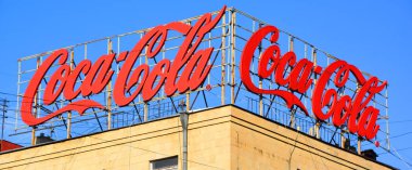 YEREVAN ARMENIA 09 10 10 19: Erivan 'ın merkezindeki modern binanın çatısında Coca Cola tabelası