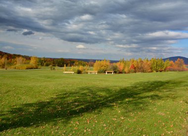 Sonbaharda renkli ağaçlarla güzel dağ manzarası