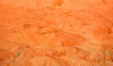 Kazbegi bölgesindeki Gudauri 'deki mineral kaynaklarından gelen kırmızı su. Fosilli maden suyu kaynakları Mtskheta Mtianeti Bölgesi, Gürcistan.