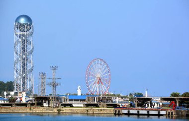 Şehirdeki dönme dolap.