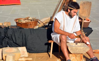 PULA CROATIA 05 22 2019: Roma 'nın en iyi amfiaterlerinden biri olan Pula Arena olarak bilinen antik Roma binalarında turistler için Romalı asker kıyafeti giyen erkekler