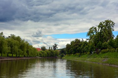 Park manzarasının üzerindeki bulutlar