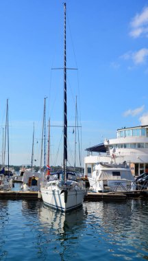 İbiza, İspanya - 5 Ekim 2017: İbiza şehri ve Formentera adalarındaki güzel liman ve kasaba manzarası. Deniz istirahatı ve tatil konsepti. 