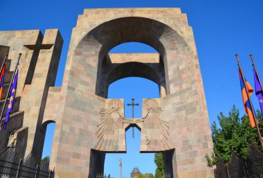 VAGHARSHAPAT ARMENIA 09: 12 2019: Ziyaretçiler Papa Ziyaret Anıtı ile birlikte ana kapıdan Kutsal Echmiadzin Sitesi 'ne girdiler