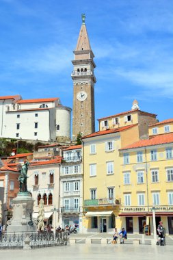 Riga, Letonya - Temmuz 2012: St. Peter Kilisesi şehir manzarası. Riga 'nın ana meydanı. St. Peter Kilisesi şehir manzarası.