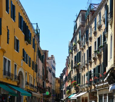 İspanya 'nın ünlü başkenti Madrid' in sokaklarında güzel klasik Avrupa mimarisi - Madrid 2018-08-18 
