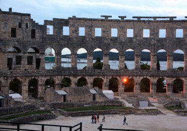 Pula, Hırvatistan - 20 Kasım 2016: Hırvatistan 'ın Pula kentinde antik Roma amfitiyatrosu. UNESCO dünya mirası sahası.