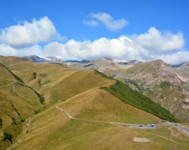 Kazbek Dağı, Gürcistan 'ın Kazbegi Bölgesi ve Rusya' nın Kuzey Osetya Cumhuriyeti sınırındaki Kafkasya 'nın en büyük dağlarından biridir.