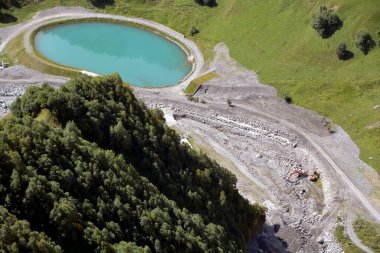 Orman ve yüksek tepeleri olan dağ manzarası. Kafkaslar. Kafkas Tepesi 'nin manzarası. Biyosfer rezerv beldesi Dombay. Seyahat ve turizm kavramı.