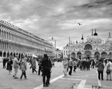 Aziz Mark Bazilikası ve St. Mark 'ın çan kulesi ile Venedik' te San Marco Meydanı.