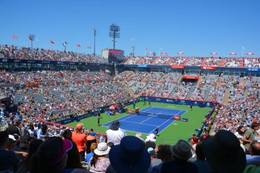 Tenis maçında stadyumdaki insanlar