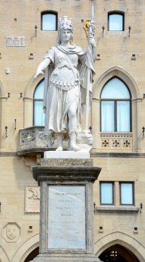 San Marino - 9 Haziran 2011: Belediye Binası ve merkez meydandaki Özgürlük Heykeli 