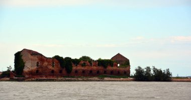 Denizde eski ahşap bir ev