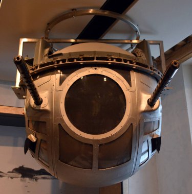 Bir Sovyet arabasının yakınında.