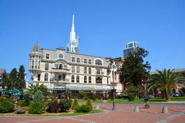 BATUMI GEORGIA 09 19 2019: Batumi 'nin merkezinde Avrupa Meydanı' ndaki renkli fayansları ve kulesi olan modern bir bina.