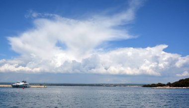 Mavi gökyüzü bulutlu deniz