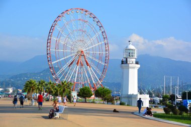BATUMI, GEORGIA - 17 AĞUSTOS 2013: Batumi gezinti güvertesi. 190.000 kişilik nüfusuyla Batumi önemli bir liman ve ticaret merkezi olarak hizmet vermektedir..