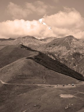 Kazbek Dağı, Gürcistan 'ın Kazbegi Bölgesi ve Rusya' nın Kuzey Osetya Cumhuriyeti sınırındaki Kafkasya 'nın en büyük dağlarından biridir.