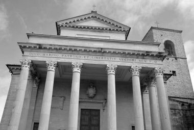 SAN MARINO 05 24 2019: Bazilika di San Marino Katolik Kilisesi. Ülke tarihi dini binalarda belirgin bir hakimiyete sahipken bazilika şehrin ana kilisesidir.