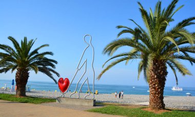 Sahilde palmiye ağaçları.