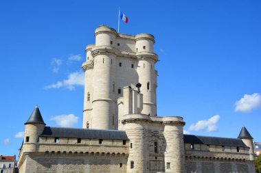 Vincennes Şatosu 'nun (Chateau de Vincennes) dış görünüşü - XIV - Fransa' nın Val-de-Marne bölgesi yakınlarındaki Vincennes kasabasındaki Fransız kraliyet kalesi.