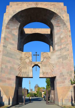 VAGHARSHAPAT ARMENIA 09: 12 2019: Ziyaretçiler Papa Ziyaret Anıtı ile birlikte ana kapıdan Kutsal Echmiadzin Sitesi 'ne girdiler