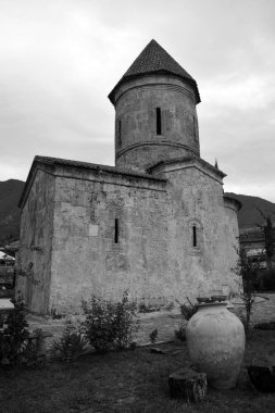 TBILISI GEORGIA 09: 12 19: Metekhi Mahallesi isimsiz Metekhi Varsayım Kilisesi 'ne ev sahipliği yapıyor.
