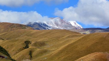 Kazbek Dağı, Gürcistan 'ın Kazbegi Bölgesi ve Rusya' nın Kuzey Osetya Cumhuriyeti sınırındaki Kafkasya 'nın en büyük dağlarından biridir.