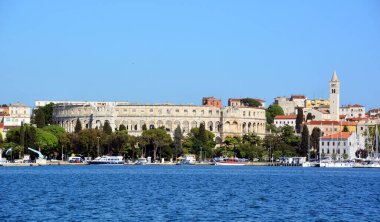 Torri del Benaco, Garda Gölü, İtalya - 2 Haziran 2010: Garda Gölü 'ndeki Torri del Benaco köyündeki Scaliger kalesi
