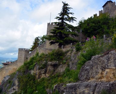 Salobrena 'daki Moorish şatosu - Endülüs' ün simgesi mavi gökyüzü ve kopyalama alanı ile İspanya