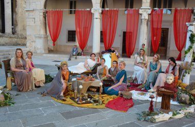 PULA CROATIA 05 22 2019: Pula Eski Kasabası 'nda turistler için Romalı gladyatör gibi giyinen erkekler, Roma' nın en iyi amfi tiyatrolarından biri olan Pula Arena olarak bilinen antik Roma binalarıyla tanınıyorlar.