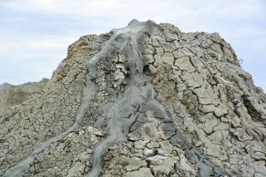 Gobustan 'da Bakü Azerbaycan yakınlarında çamur volkanları. Çamur yanardağı veya çamur kubbesi, çamur, çamur, su ve gazların püskürmesiyle oluşmuş bir toprak türüdür.
