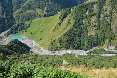 Orman ve yüksek tepeleri olan dağ manzarası. Kafkaslar. Kafkas Tepesi 'nin manzarası. Biyosfer rezerv beldesi Dombay. Seyahat ve turizm kavramı.