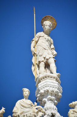 Roma şehrinin büyük cephesinin bir kralının heykeli, İtalya