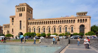 Erivan, Ermenistan 'daki Cumhuriyet Meydanı' ndaki Dışişleri, Enerji ve Tabii Kaynaklar ve Toprak Yönetimi bakanlıklarının yer aldığı binalar 15 Eylül 2014 'te fotoğraflandı. 